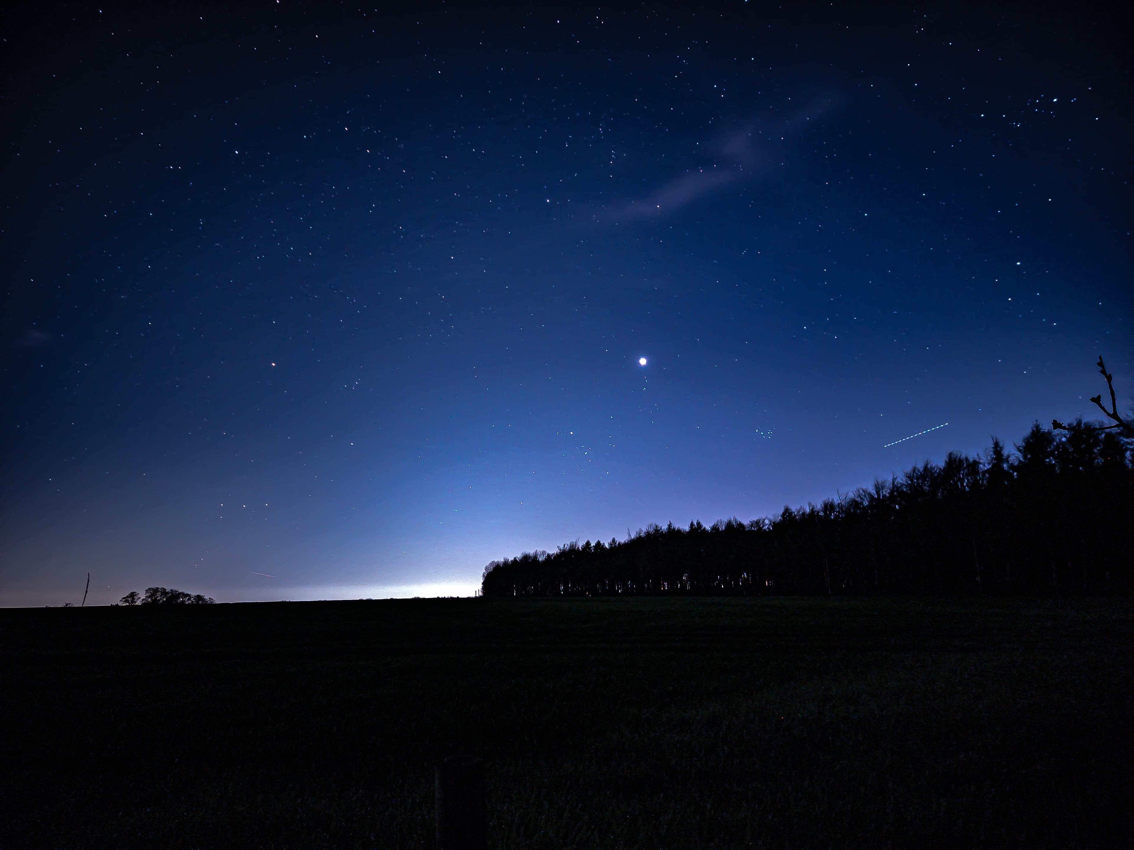 Image was taken looking West at a family home in Leeds, UK. In the image you can see Venus, The Pleiades Cluster, Starlink and the constellation of Perseus.